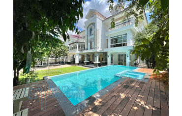 Villa with swimming pool