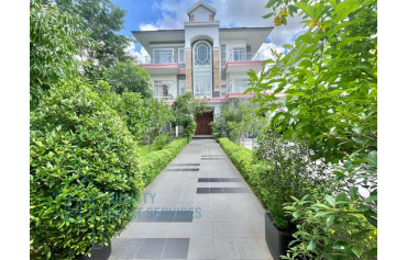 Villa with big garden 